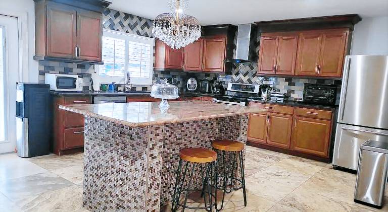 Vacation home with hot tub & pool — photo 3