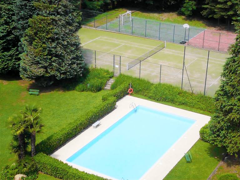 Apartment with yard & pool — photo 2