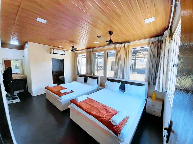 Charming villa with hot tub, pool & barbeque | Perfect for remote work | Dogs allowed — photo 2