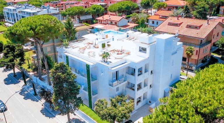 Apartment with garden, jacuzzi & terrace in Pineto