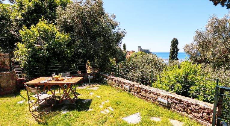 House with 2 rooms for 8 persons in Ameglia