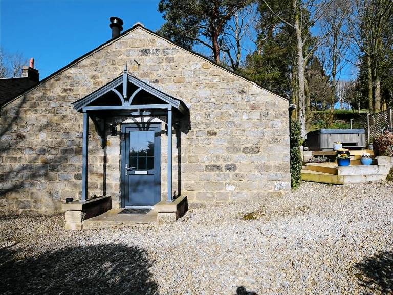 Cottage with hot tub, yard & terrace | Dogs allowed — photo 3