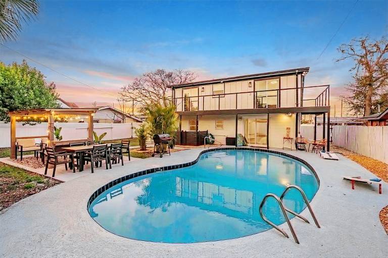 Heated Pool & Game Room Pet Friendly