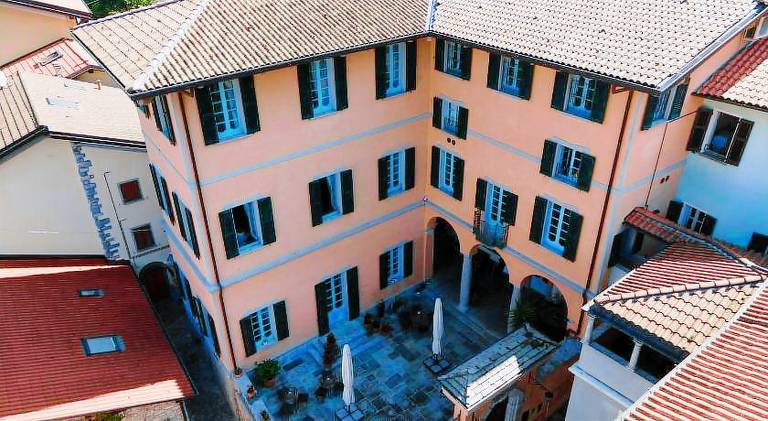 Serviced apartment with hot tub, terrace & BBQ in Lezzeno