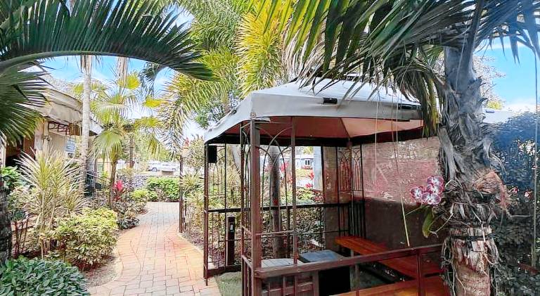 Apartment with barbecue, yard & pool | Pets allowed — photo 5