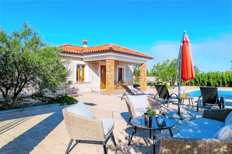 Family-oriented charming vacation home with pool, garden & barbecue | Pool view | Pets allowed — photo 3