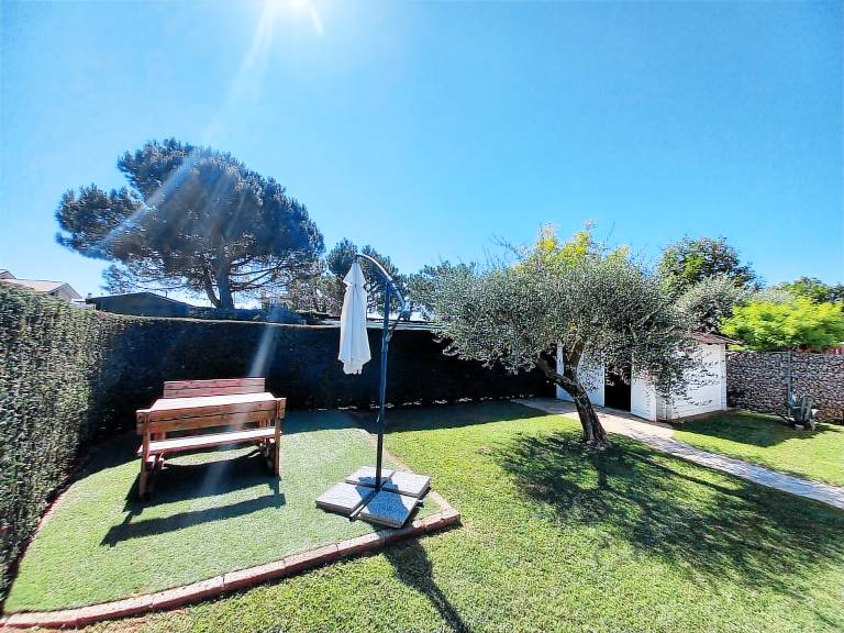 Lovely rental apartment with terrace, yard & pool | Mountain view | Dogs allowed — photo 5