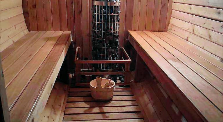 House with hot tub — photo 5