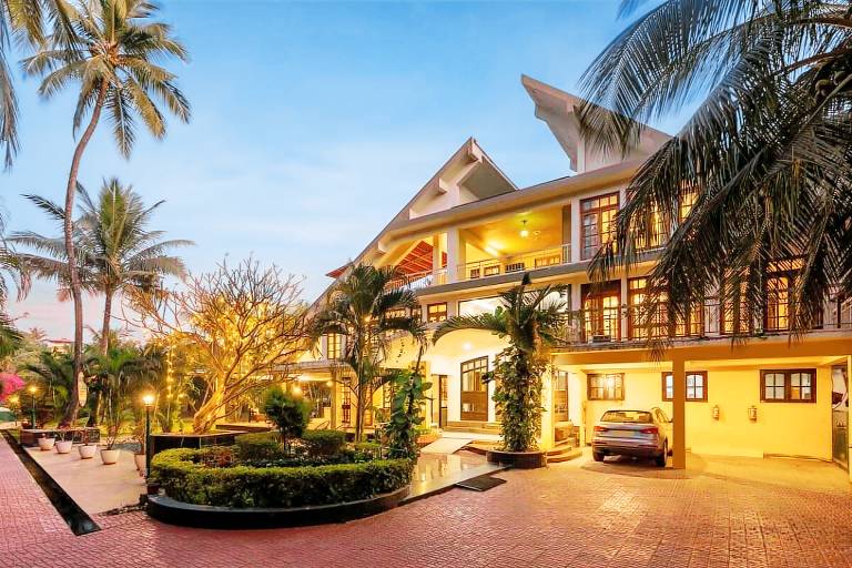 Villa with private pool, patio & yard — photo 4