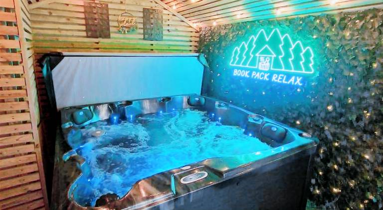 House with hot tub in Windermere