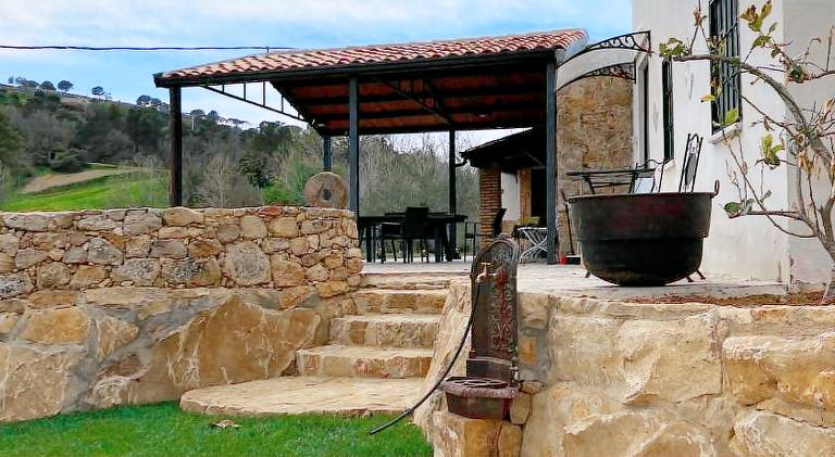 Vacation home with garden, pool & grill | Perfect for remote work | Pets allowed — photo 4