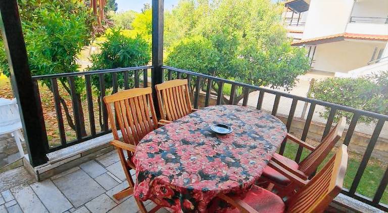 Villa with terrace, yard & grill — photo 4