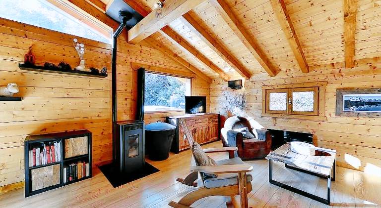Chalet with hot tub — photo 2