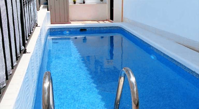 Vacation home with pool — photo 4