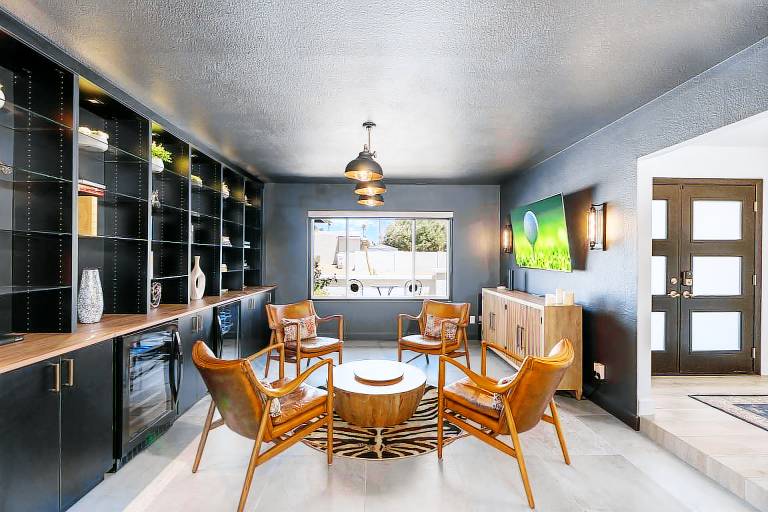 Minutes from Shopping Dining & Golf Hot Tub