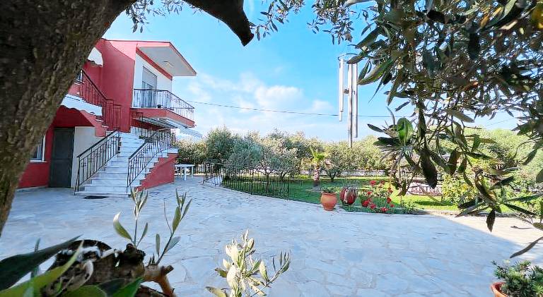 Holiday apartment with patio, yard & grill — photo 4