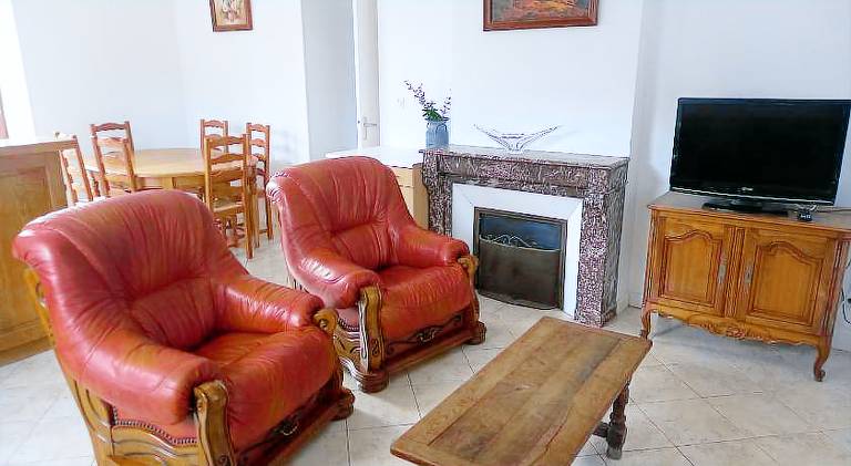 Fully equipped vacation home with yard, barbeque & patio | Pets are welcome — photo 2