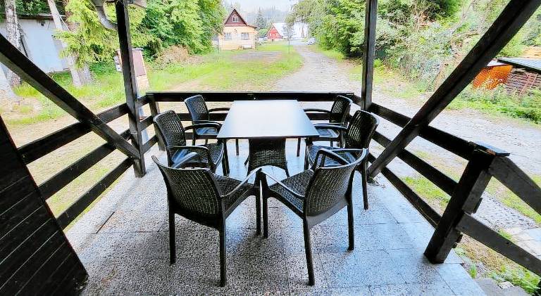 Lodge with terrace, barbecue & yard — photo 5