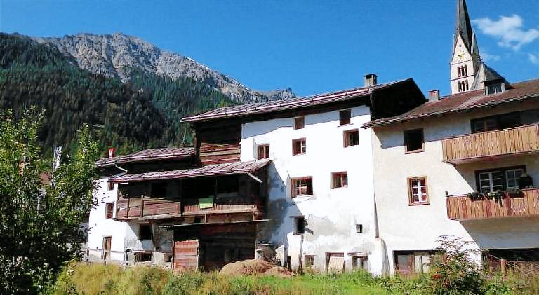 Rental apartment with hot tub in Val Muestair