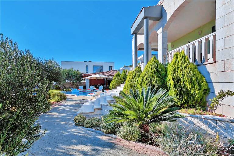 Villa with pool, barbecue & patio — photo 4