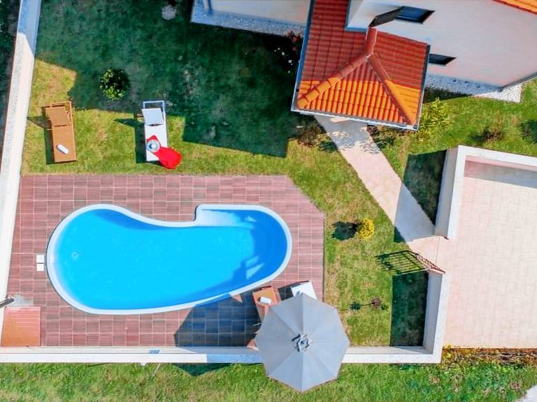 Fully equipped charming house with private pool, barbecue & yard | Nature view | Dogs allowed — photo 4