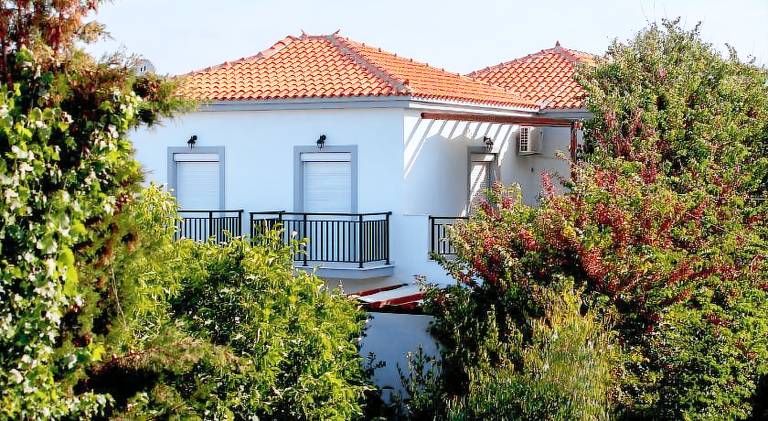 Serviced apartment with garden & terrace in Lesvos