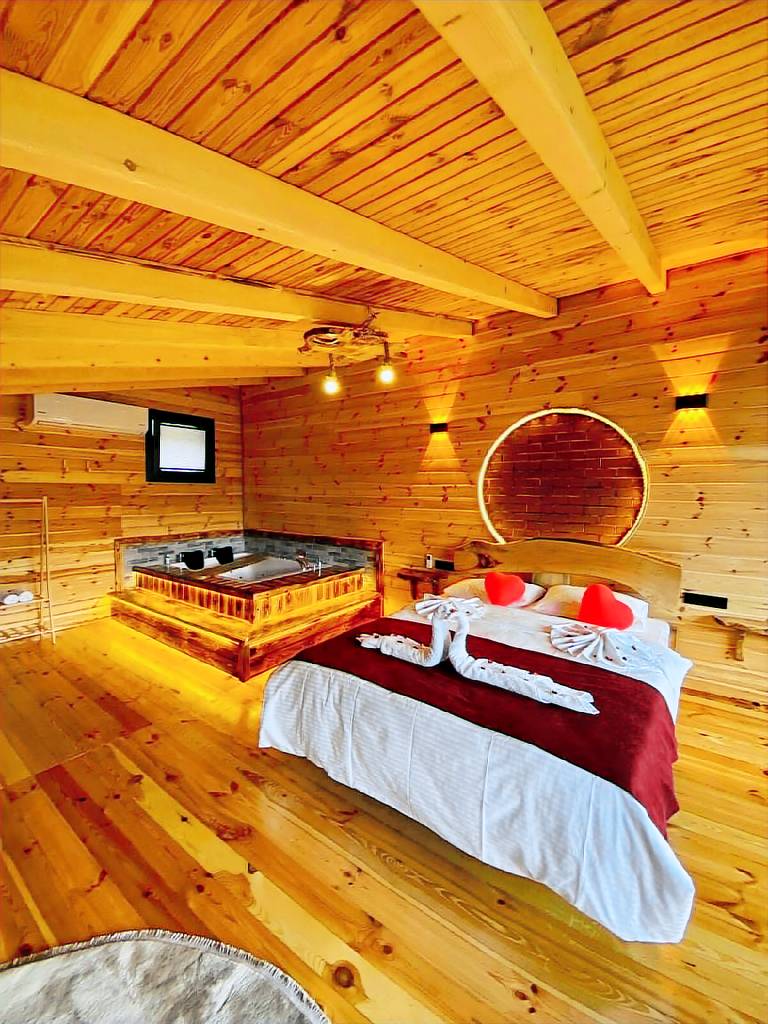 House with hot tub | Pet-friendly in Camlihemsin