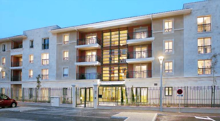 Serviced apartment with pool, yard & terrace in Cavaillon