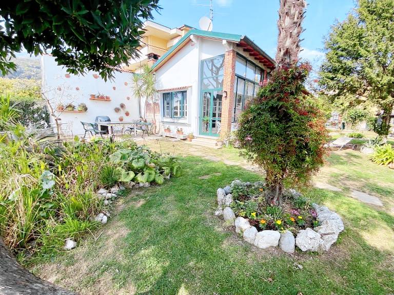 Villa Gabbianella relax e comodità direttamente sul lungolago di Maderno l’ideale per famiglie e amici. — photo 2