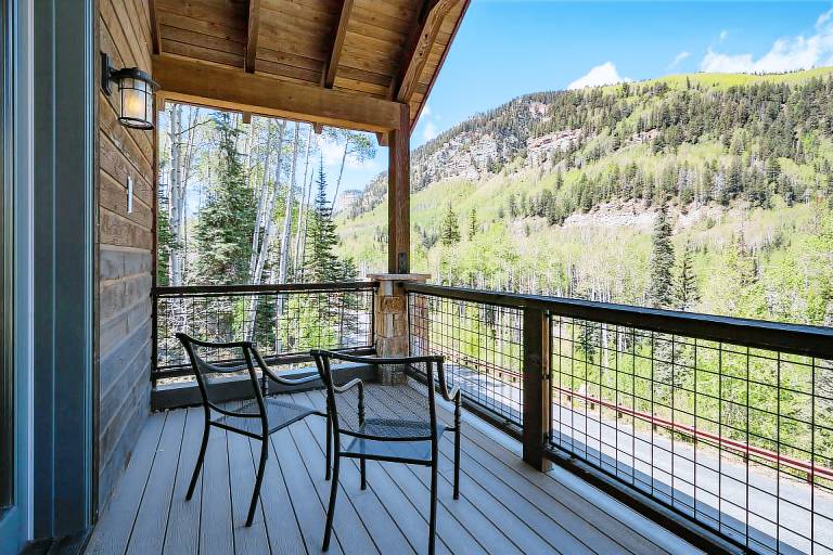 Family-friendly vacation home with jacuzzi, fast internet & heated pool | Mountain view | Pets are welcome — photo 3