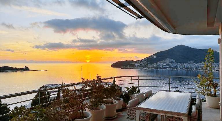 Children-friendly apartment with terrace, jacuzzi & BBQ | Next to the beach | Suitable for remote work | Pets are welcome in Budva