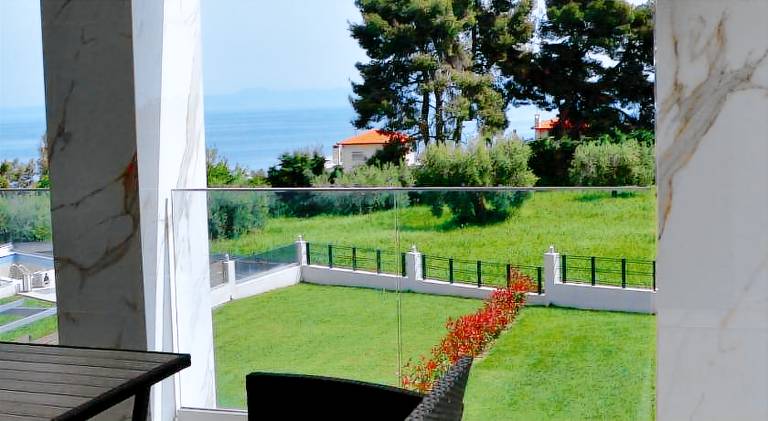 Villa with garden, patio & hot tub — photo 4