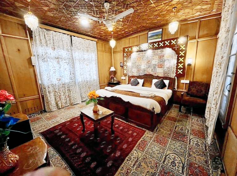 Floating Luxury Group Of Houseboats — photo 2