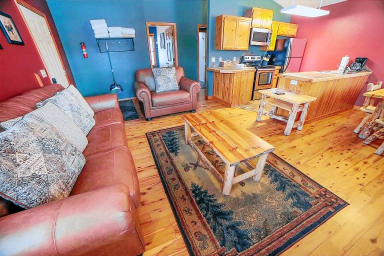 Child-friendly cabin with private pool & patio | Pet-friendly — photo 5