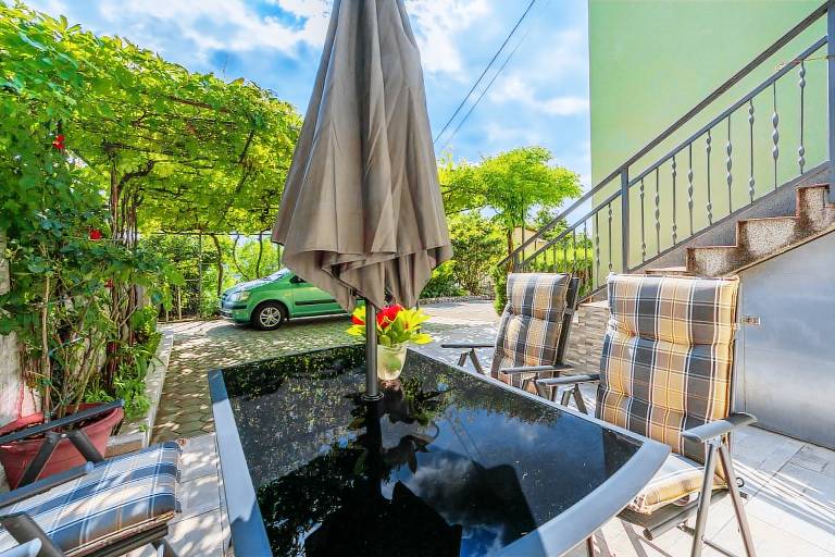 Apartment with terrace, yard & grill — photo 4