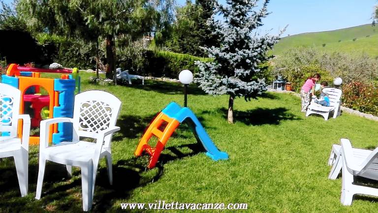 Villa with yard & barbeque | Garden view — photo 5