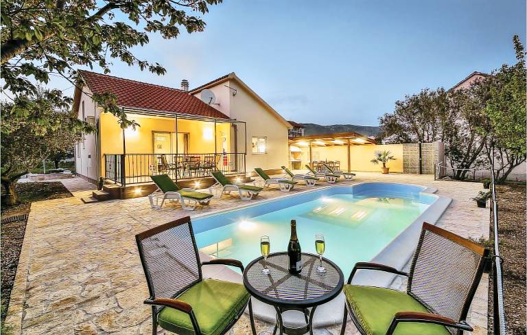 kuća Kaštel Novi