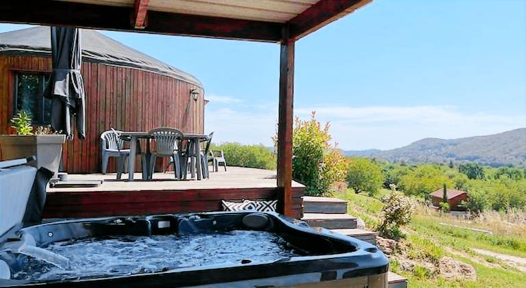 House with hot tub in Beze