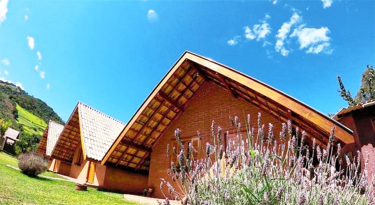Lodge with barbecue & yard in São Bento do Sapucaí