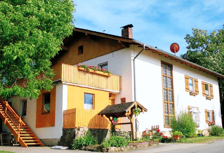 Rental apartment with yard, grill & terrace | Garden view in Straubing