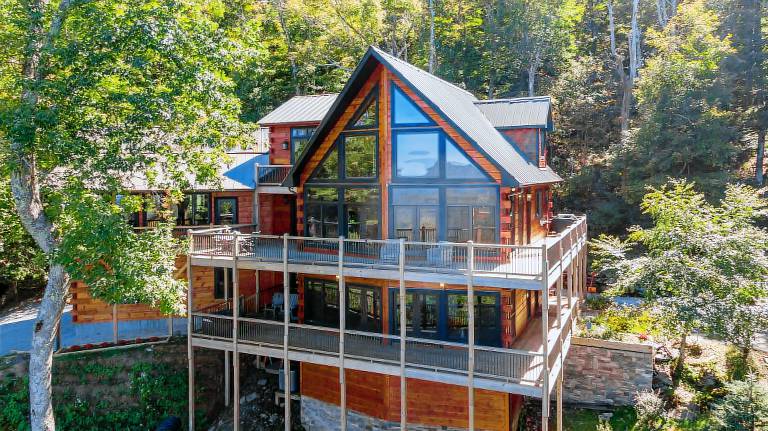 Rested Traveler - Pet Friendly log cabin with views, pool table & hot tub near Blowing Rock! in Boone, NC