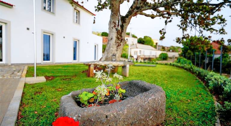 Fully equipped nice vacation home with patio, private pool & garden | Perfect for remote work | Dogs allowed in Calheta