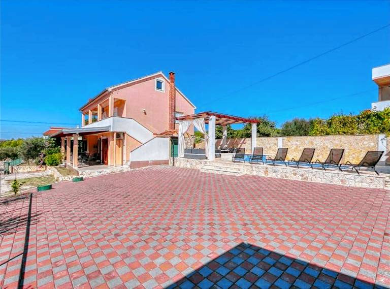 Fully equipped charming villa with BBQ & private pool | Water view | Dogs allowed — photo 2