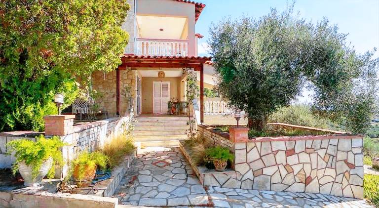 Villa with patio, yard & barbeque | Perfect for remote work | Dogs allowed — photo 4