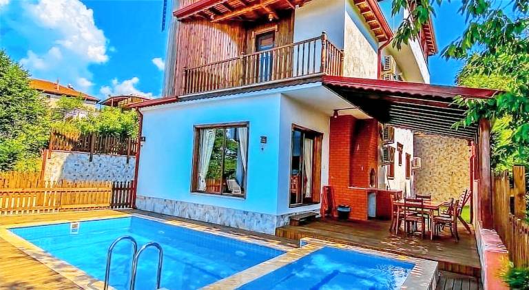 Villa with hot tub, sauna & pool in Sapanca