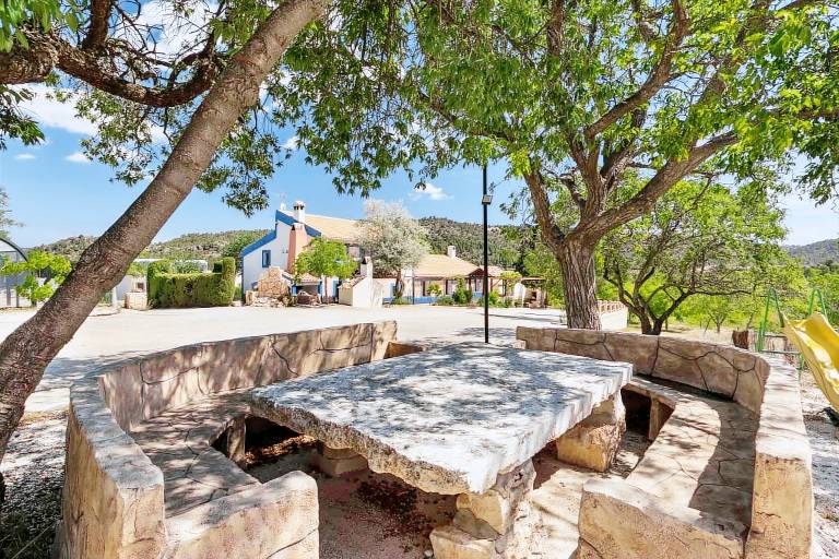 Vacation home with garden, pool & grill | Mountain view — photo 3