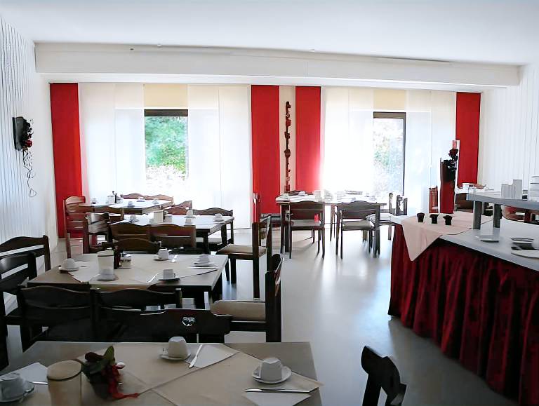 Serviced apartment with garden & patio — photo 3