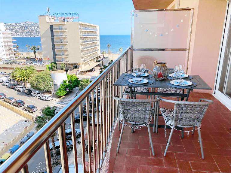 Apartment with terrace | Next to the beach | Pets are welcome in Roses