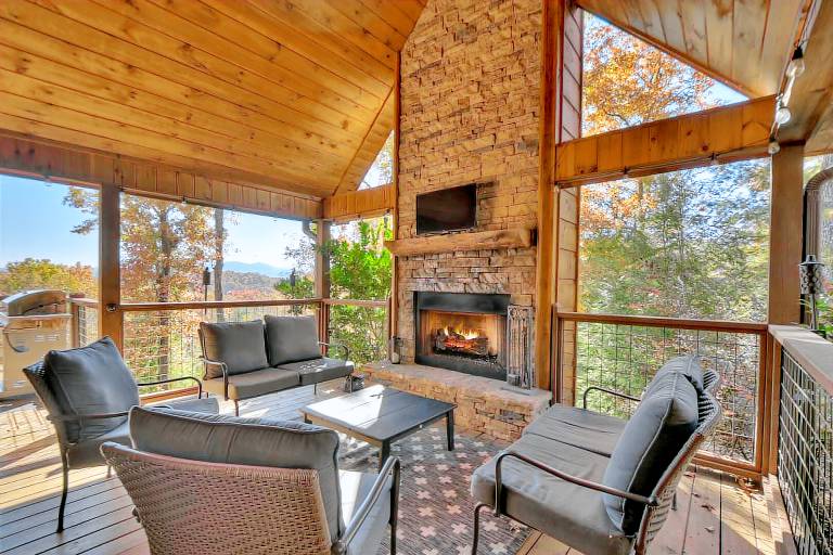 Wakin on a Pretty Day: Luxurious pet-friendly retreat with stunning mountain views, hot tub, outdoor fireplace, pool table, WiFi, and downtown convenience — photo 4