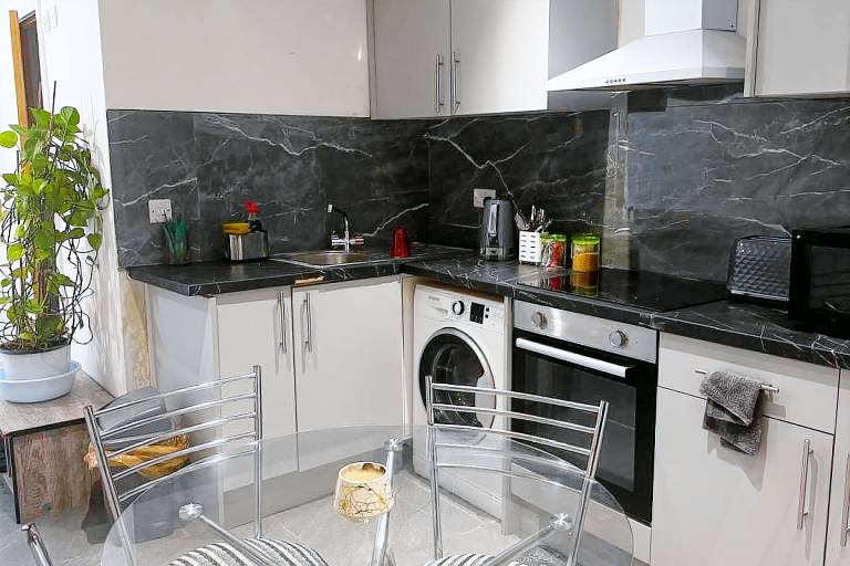 Cosy Central Home Sleeps 5 Free Parking & Patio